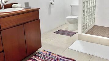 Chuveiro, secador de cabelo, toalhas de banho