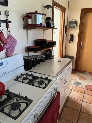 Full-size fridge, microwave, oven, stovetop - LA CASITA: Charm/Privacy, Stunning Patio, pet friendly (Bisbee)