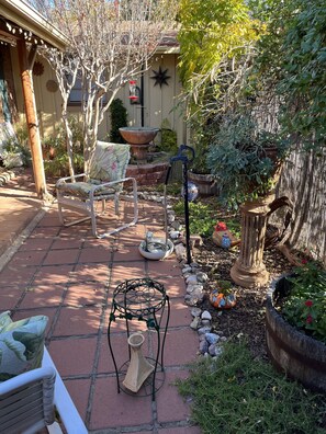 Terrace/patio - LA CASITA: Charm/Privacy, Stunning Patio, pet friendly (Bisbee)