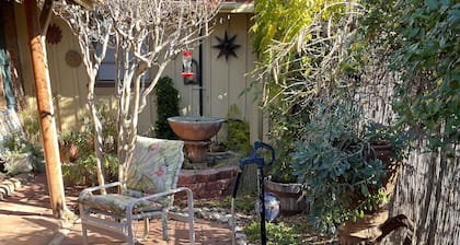 LA CASITA: encanto / privacidad, impresionante patio, desayuno continental, admite mascotas