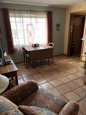 تلفزيون، مشغل دي في دي، كُتُب، مكتبة فيديو