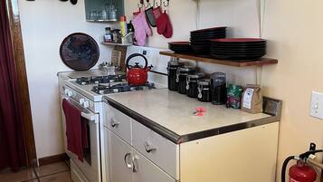 Grand réfrigérateur, micro-ondes, four, plaque de cuisson