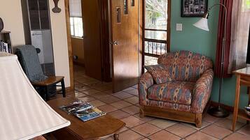 Televisor, reproductor de DVD, llibres i videoteca