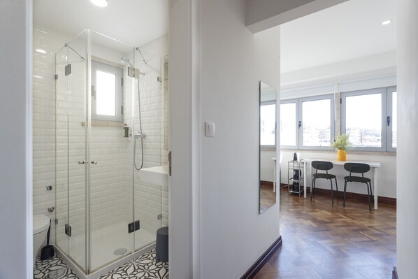 Shower, hair dryer, towels