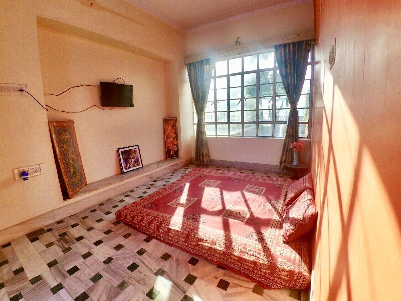 3 habitaciones, tabla de planchar con plancha, internet y ropa de cama 