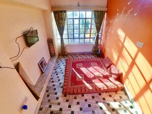 3 bedrooms, iron/ironing board, internet, bed sheets