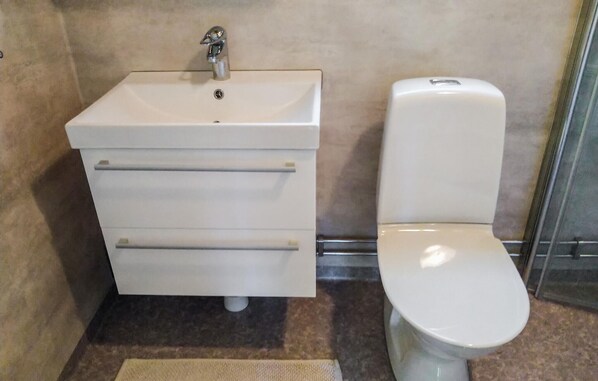 A bathroom with a white sink, three drawers, and a toilet. - Gorgeous home in Löderup with WiFi (Löderup)