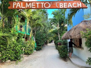 Exterior detail - Oceanfront, dock/pool/AC-Lauras Lookout-3 bed/2 bath sleeps 7 (Caye Caulker)