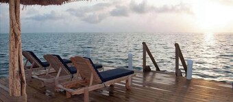 Oceanfront, dock/pool/AC-Lauras Lookout-3 bed/2 bath sleeps 7