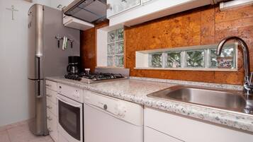 Fridge, stovetop, dishwasher, coffee/tea maker