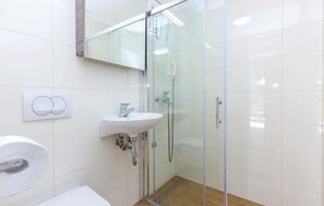 Shower - 2 bedroom nice home in Jadranovo (Jadranovo)