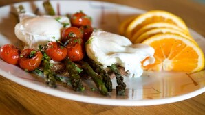 A plate with grilled asparagus, cherry tomatoes, a poached egg, and orange slices. - Downtown Cozy Condo -Walk to Best Diners, Breweries, NAU, Historic Flagstaff! (Flagstaff)