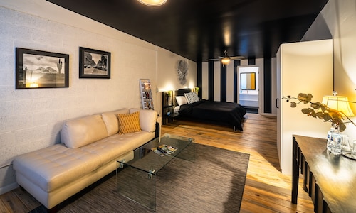 Downtown Cozy Condo -Walk to Best Diners, Breweries, NAU, Historic Flagstaff!