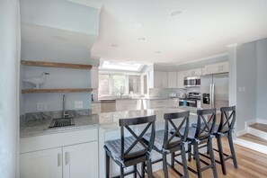 Fridge, microwave, oven, stovetop - Home on the Ocean on Tybee Island (Tybee Island)