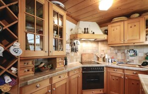 Kylskåp, spishäll, diskmaskin och kaffe- och tebryggare