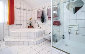 Combined shower/tub