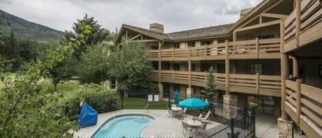 Una piscina al aire libre, una piscina climatizada