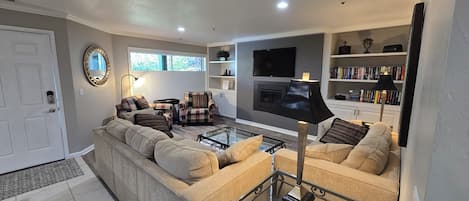 Smart-TV, Kamin, DVD-Player, Bücher