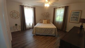 4 bedrooms, iron/ironing board, WiFi, bed sheets - Less than a mile to the beach (Eastham)