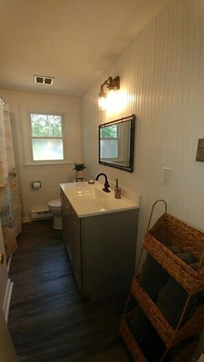 Combined shower/tub, hair dryer, towels, soap - Less than a mile to the beach (Eastham)
