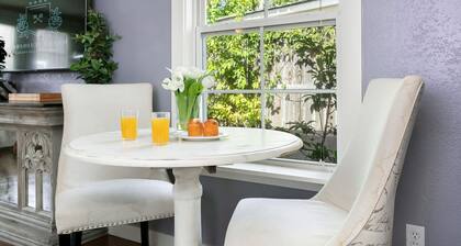 Ehdottomasti viehättävä Bella Manor Lavender -sviitti, king-vuode, kävele Main!