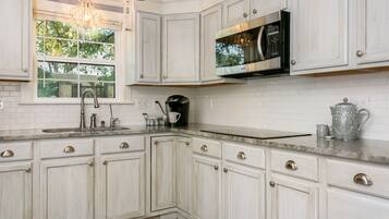 Refrigerador, microondas, cafetera y tetera y utensilios de cocina