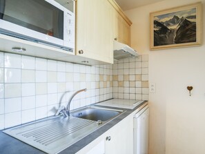 Cafetera y tetera, refrigerador, microondas y horno 