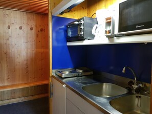 Kylskåp, mikrovågsugn, ugn och kaffe- och tebryggare