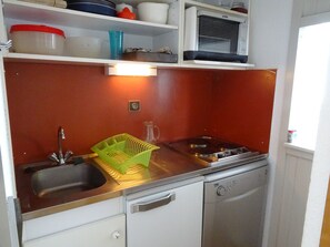 Kühlschrank, Mikrowelle, Ofen, Geschirrspüler