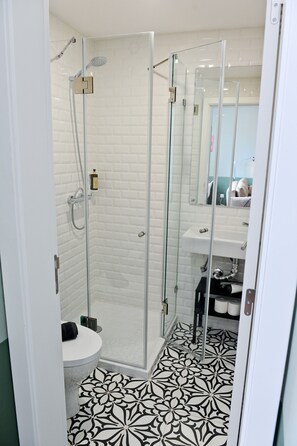 Shower, hair dryer, towels - Red, Red Wine in Lisbon by Misha's Place (3B) (Lisboa ciudad)