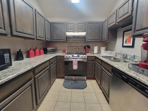 Romantic Get-Away Located Central to Shopping, Dining & Entertainment!