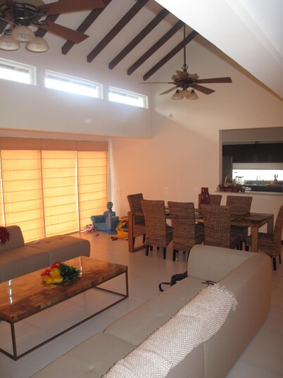 Beautiful 4 bedroom 3.5 bath Villa in Golf and Beachfront Community!