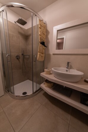 Douche, séchoir à cheveux, serviettes fournies, savon