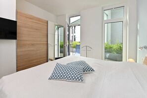 2 bedrooms, travel crib, WiFi