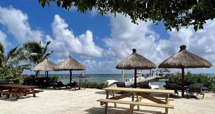 Frente a la playa de 2 habitaciones y 1 baño hogar con piscina privada, muelle, playa y aire acondicionado