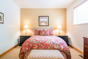 2 عدّة غرف نوم ومكواة/لوح كي وواي فاي مجانًا وملاءات أسرّة