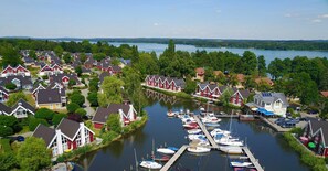 A lakeside residential area with houses and a marina. - Seeperle with whirlpool incl. additional costs - Ferienpark Scharmützelsee (Wendisch Rietz)