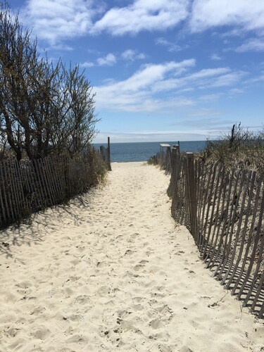 7/10 mile Walk 2 beaches -Dog OK/Firepit - Willow Breeze Cottage Summer: Fri-Fri