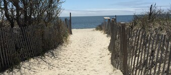 7/10 mile Walk 2 beaches -Dog OK/Firepit - Willow Breeze Cottage Summer: Fri-Fri