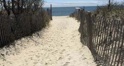7/10 mile Walk 2 beaches -Dog OK/Firepit - Willow Breeze Cottage Summer: Fri-Fri