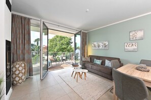 Televisión y chimenea 