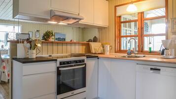 Jääkaappi, liesi, astianpesukone, kahvin-/teenkeitin