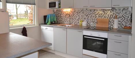 Fridge, oven, stovetop, dishwasher