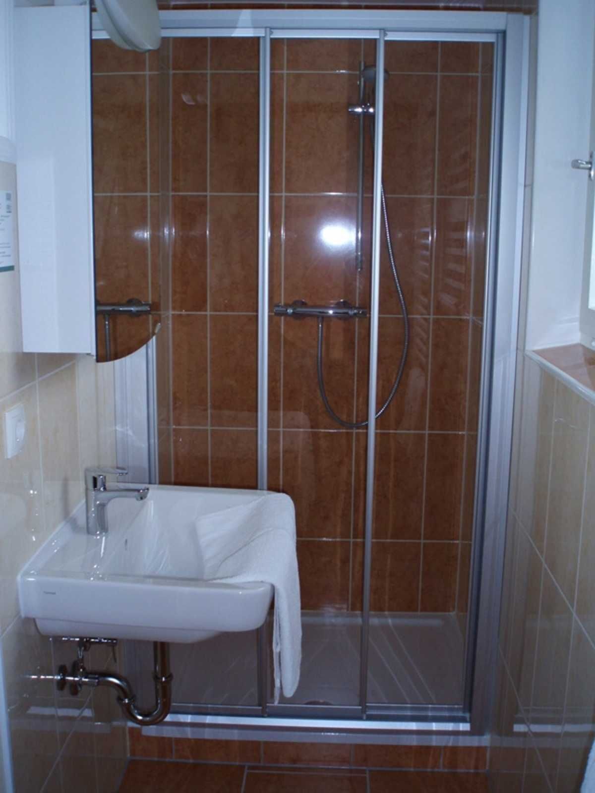 Dusche, Haartrockner, Handtücher, Toilettenpapier