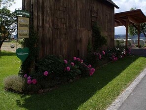 Un bâtiment en bois sur lequel on peut lire l’inscription « Pracher ».