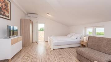 6 bedrooms, travel crib, free WiFi, bed sheets