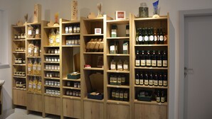 Estanterías de madera repletas de diversos alimentos y botellas.