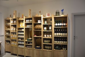 A series of wooden shelves stocked with various food items and bottles. - Room with balcony - Ermi/Pracher (Petzelsdorf in der Weststeiermark)