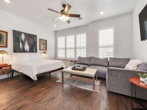 4 bedrooms, iron/ironing board, WiFi, bed sheets