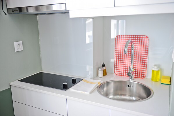 Réfrigérateur, four à micro-ondes, un four, cafetière-théière